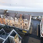 Prime Location Rooms In High Street