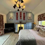 Wee Cruive Immaculate Studio Apartment