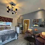 Wee Cruive Immaculate Studio Apartment