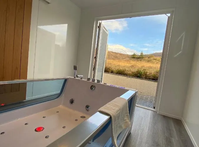 Highland Stays - Ben View Room & Jacuzzi Bath