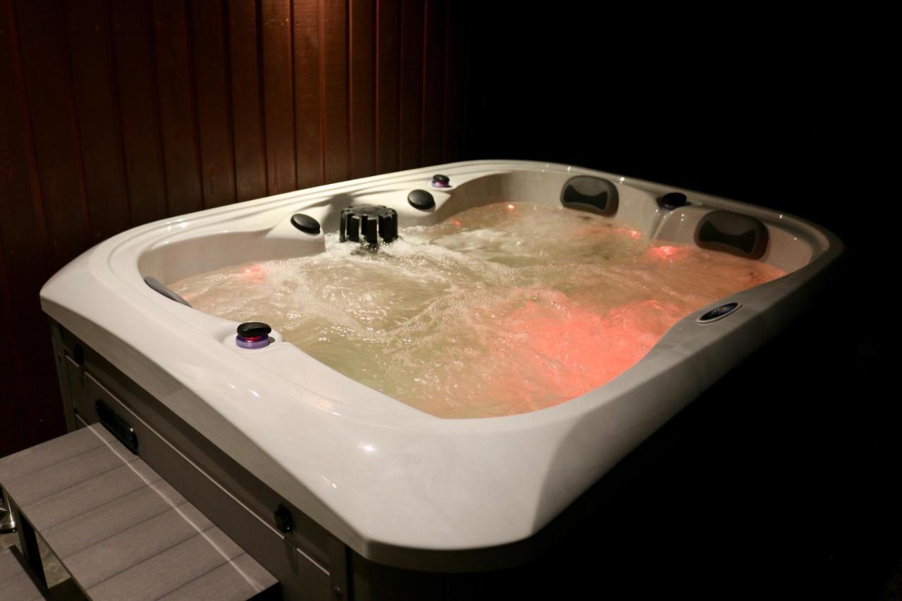Frances' Sketch Pad With Hot Tub Apartment