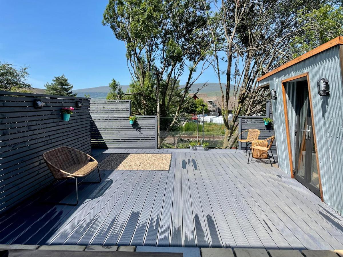Stylish, With Kitchen & Large Deck Apartment *