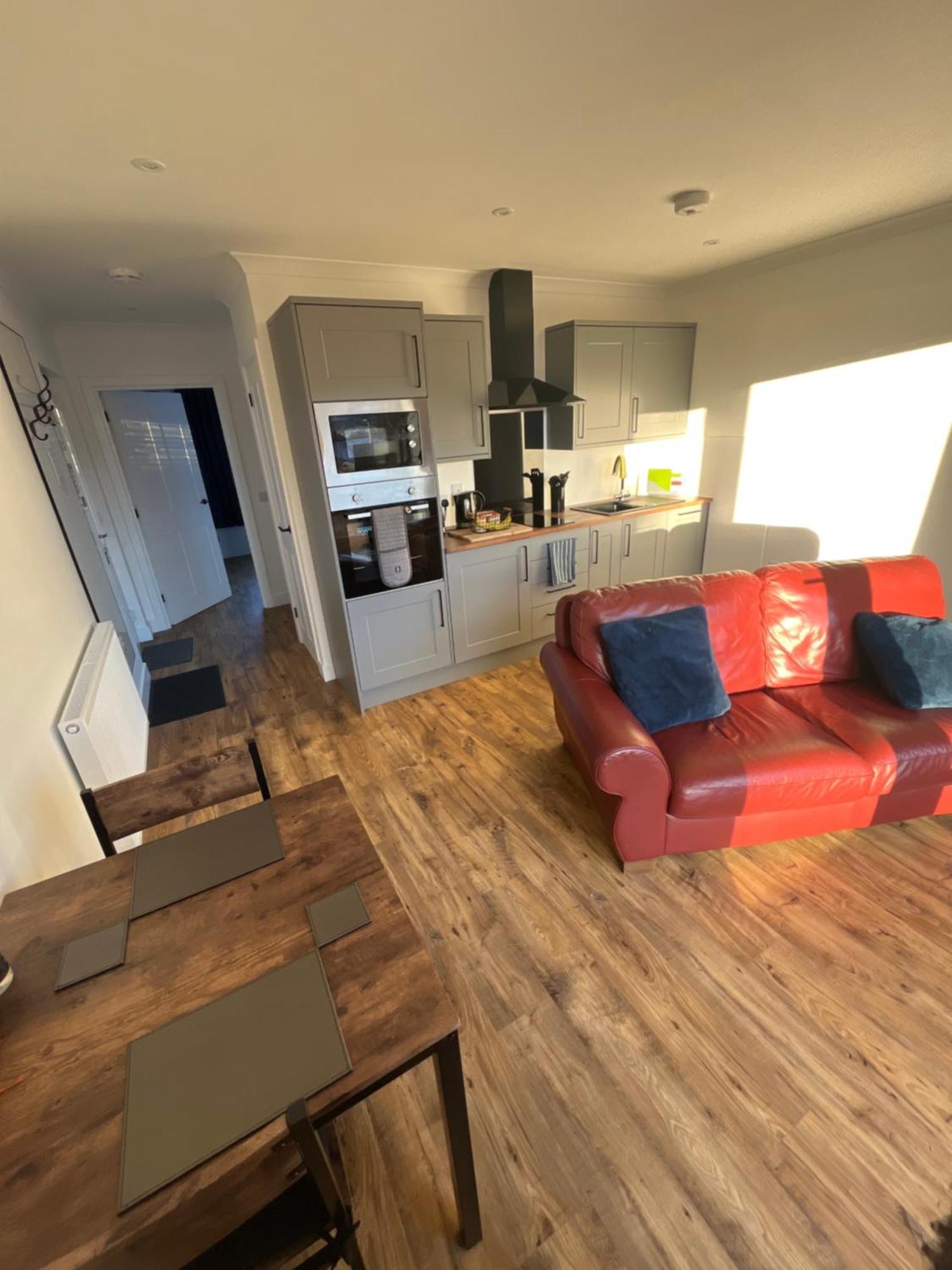 Apartment Tramore - Self Contained 1 Bedroom Unit - King Size Bed - Free Private Parking - 3 Miles From William High Street *