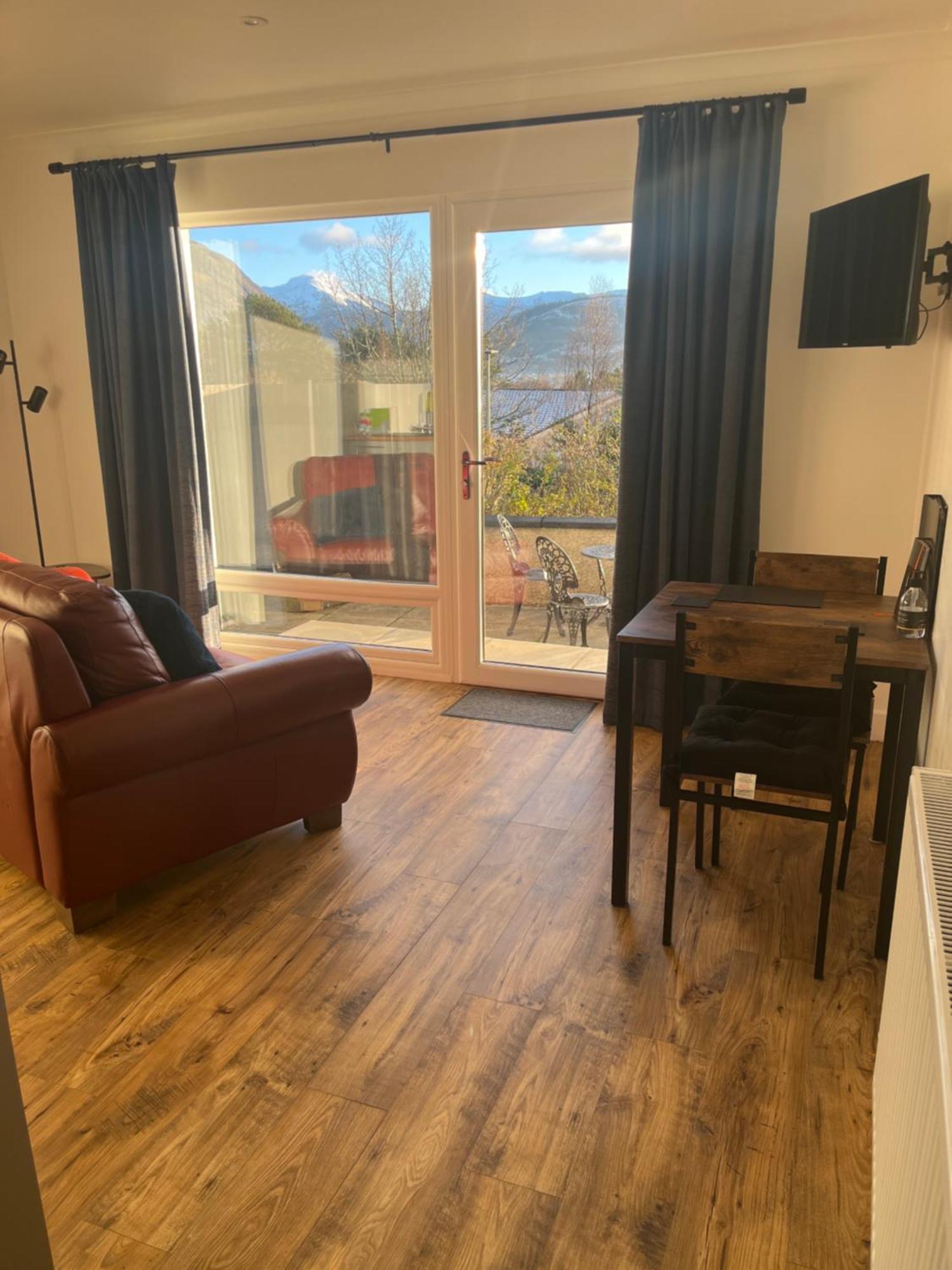 Apartment Tramore - Self Contained 1 Bedroom Unit - King Size Bed - Free Private Parking - 3 Miles From William High Street Fort William