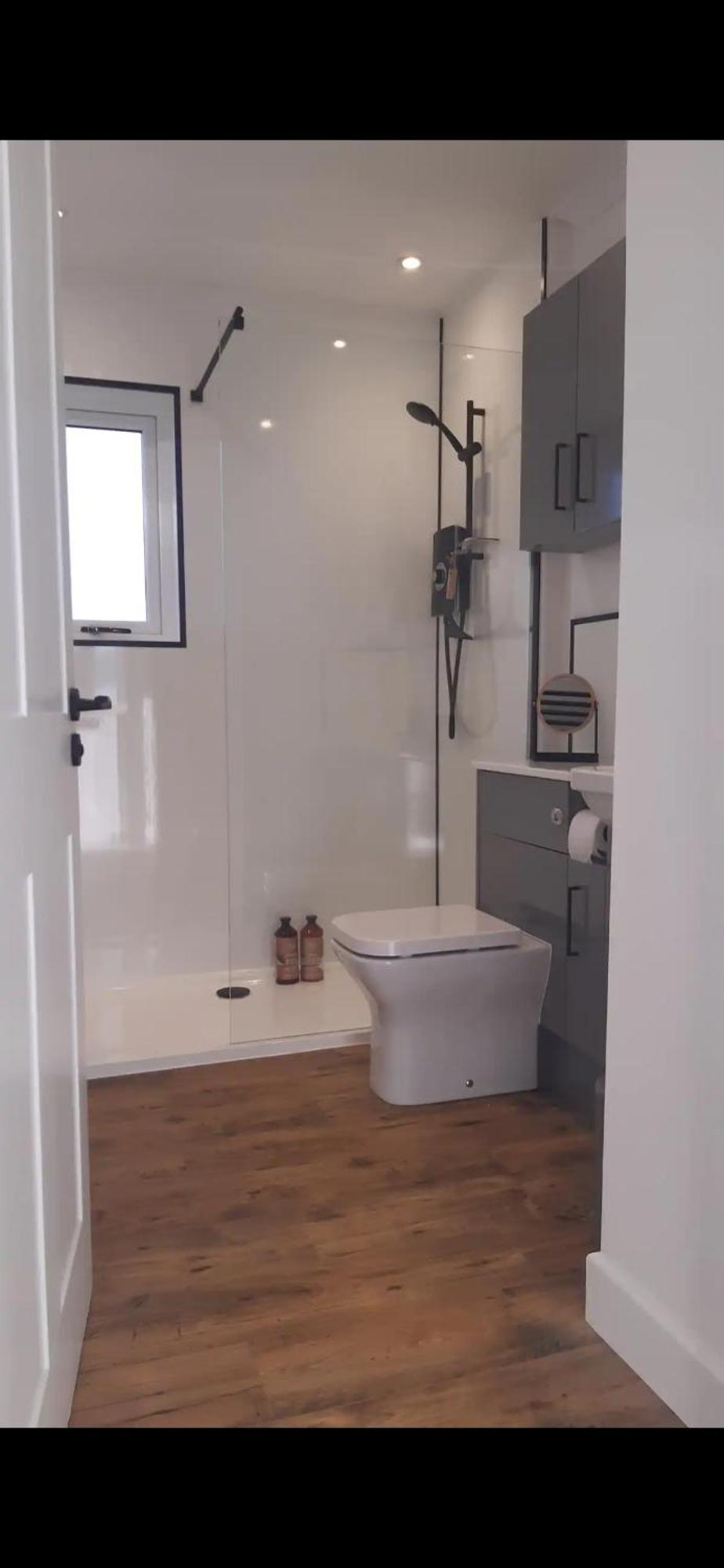 Tramore - Self Contained 1 Bedroom Unit - King Size Bed - Free Private Parking - 3 Miles From William High Street