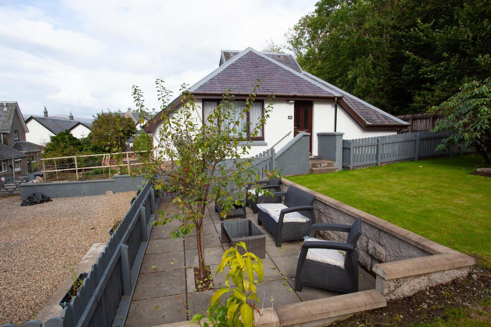 Lochiel Guest house *