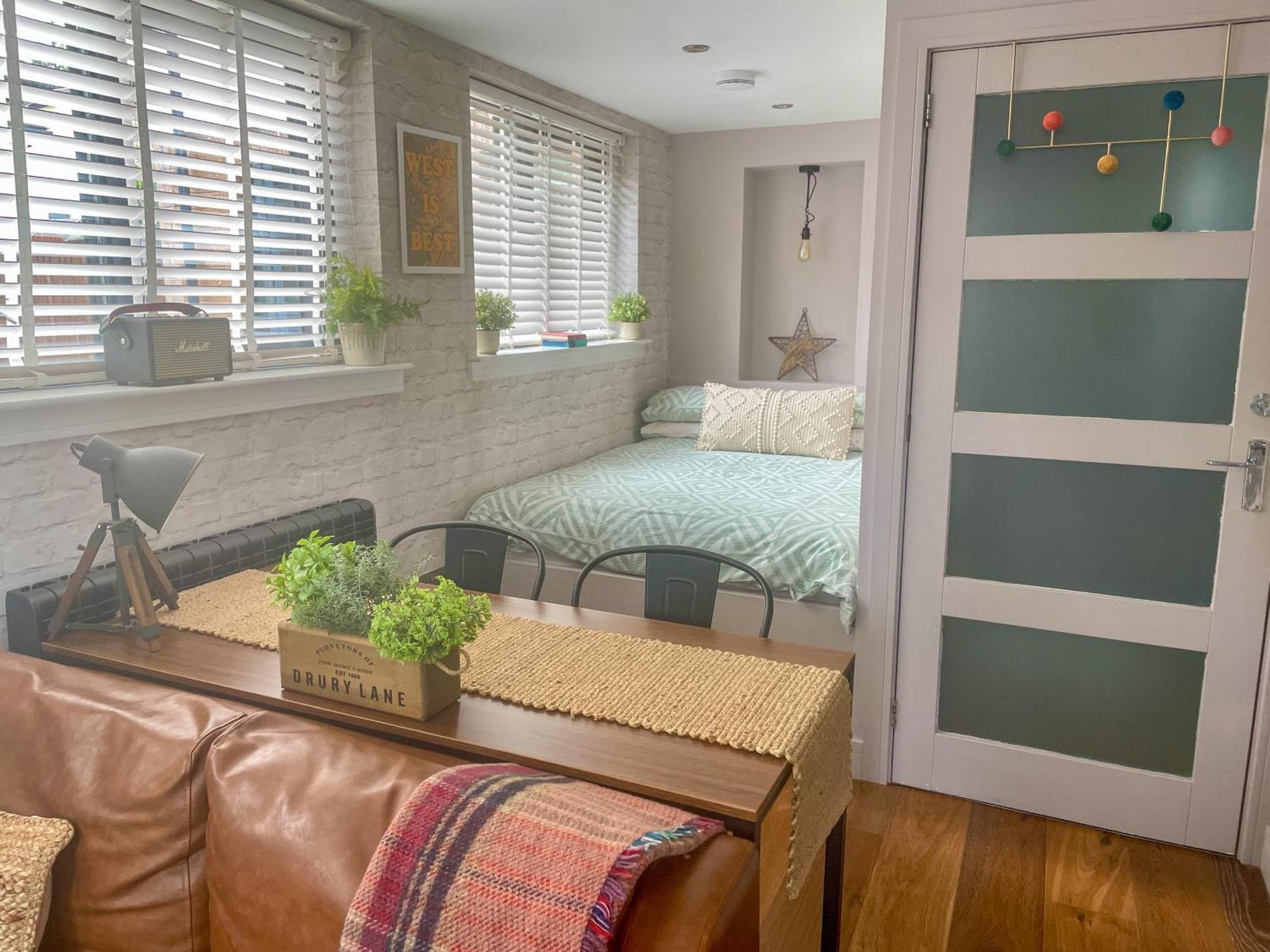 Stylish, With Kitchen & Large Deck Apartment Fort William