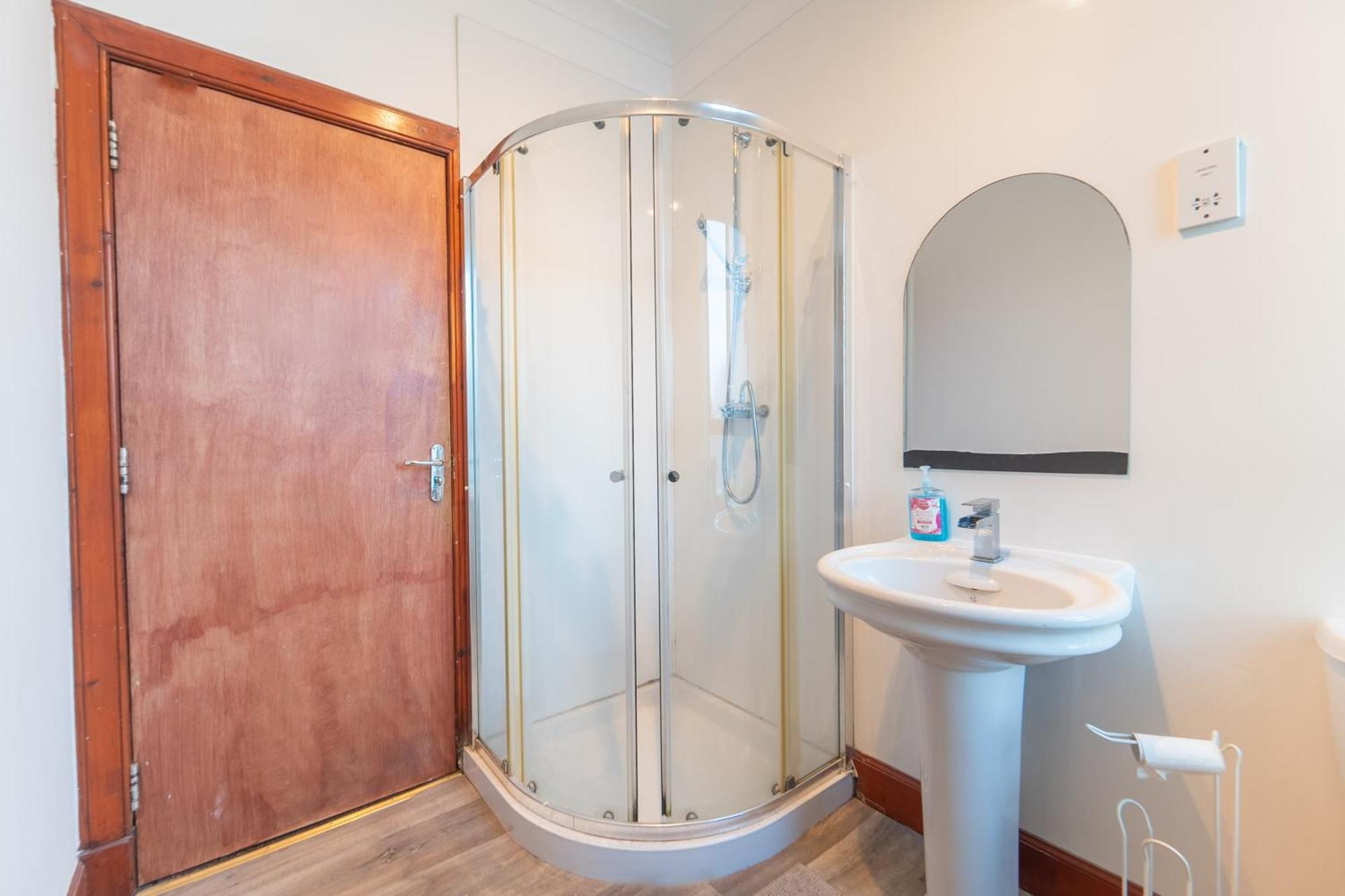 Prime Location In High Street Hostel *