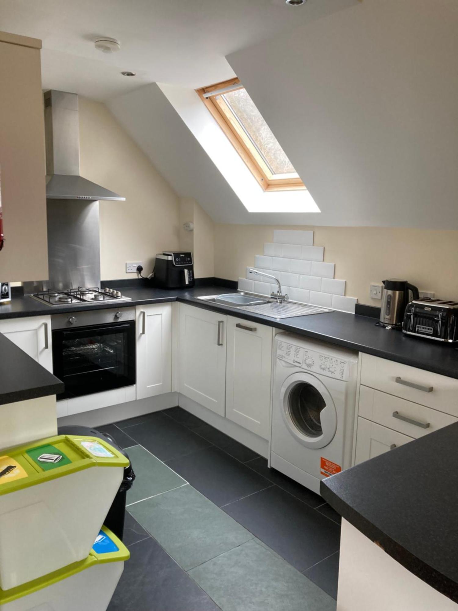 Springbank - Sleeps 4 - Pet Friendly Apartment *